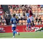 Kevin Sibille, peleando por un balón en Tarragona, se perderá el partido ante el RC Deportivo por las dos amarillas vistas. DL