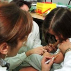 Un grupo de enfermeras durante una campaña de vacunación infantil en un centro de salud.