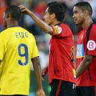 Los jugadores del Mallorca hacen el tradicional pasillo de honor al Barcelona en homenaje por la lig