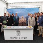 Autoridades locales, civiles y militares, el diputado y los colaboradores en el stand municipal. A.V.