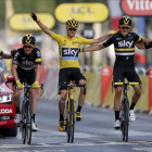 Froome, de amarillo, celebra la victoria en la entrada a la meta en París con todo su equipo.