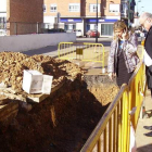 El alcalde y la concejala de Servicios inspeccionaron la rotura detectada la pasada semana.