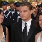 Leonardo DiCaprio entre las directoras estadounidenses Nadia y Leila Conners Petersen