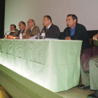Ubaldo Pozuelo, en primer plano a la derecha, en una asamblea de regantes en el año 2000. ANA