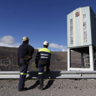 Dos mineros contemplan el cielo abierto y la estructura exterior del Pozo Aurelio. JESÚS