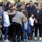 La alcaldesa de Santa Perpètua de Mogoda, Isabel García, consuela a los hijos Leydi, madre de cinco niños, acuchillada el pasado febrero.
