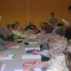 Un grupo de personas mayores asisten a una de las sesiones del programa Aulas de Memoria