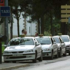 Varios taxis aparcados en la parada del Temple.