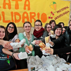 Los bocadillos se repartieron en el vestíbulo de Económicas por la Pastoral y Manos Unidas.