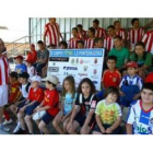 Carlos Cascallana junto a los niños que estuvieron presentes en la inauguración del Campus.