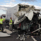 El impacto destruyó la cabeza tractora del fallecido.