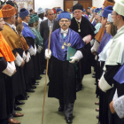 Luis de Calabuig precede al rector de la ULE en el pasillo humano que le recibió en el Albéitar.