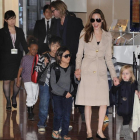 Una imagen de archivo de Brad Pitt y Angelina Jolie con sus hijos.