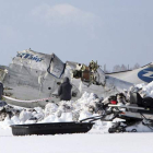 Investigadores inspeccionan la zona donde se estrelló el avión de pasajeros, a unos 1.700 kilómetros de Moscú.