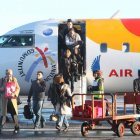 Pasajeros procedentes de París en el primer vuelo a León el 20 de diciembre del 2008.