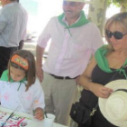 Isabel Carrasco observa a una pequeña pintando en la celebración del Día de la Provincia.