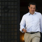 Tsipras sale de su residencia con destino a la reunión de Gobierno.