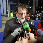 El presidente del Gobierno, Mariano Rajoy, atiende a los periodistas en Gotemburgo (Suecia). ZIPI