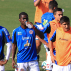 Jugadores costarricenses participan en el entrenamiento previo al encuentro de hoy frente a Holanda.