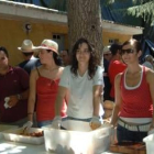 Un grupo de voluntarios de Ugal se dispone a repartir la comida entre los asistentes