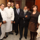 Profesionales bercianos de la restauración posaron ayer noche con el presidente del Consejo y mantenedor del evento.