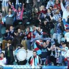 Los seguidores bercianos festejan el tanto de su equipo en Palencia