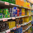 Envases de refrescos en un supermercado.