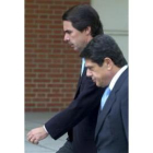 Aznar y Trillo tras posar con el resto de los miembros del Gabinete