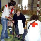 Personal de la Cruz Roja ayudando a algunos evacuados