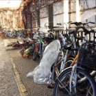 Bicicletas junto a la entrada del centro de Wilmersdorfer, en Berlín.