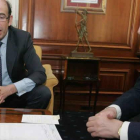 Marcelino Oreja Arburua se reunió ayer con Emilio Gutiérrez en el Ayuntamiento de León.