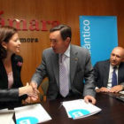 Manuel Vidal y Blanca Montero, subdirectora general del Banco Sabadell, durante la firma del conveni