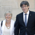 El presidente de la Generalitat, Carles Puigdemont (d) y la consellera de Educación, Clara Ponsati (i) llegan a la reunión semanal del Govern el pasado martes.