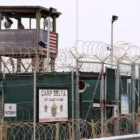 Dos soldados montan guardia en una torre del Campo Delta de la Base Naval estadounidense de Guantána