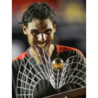 Nadal muerde el trofeo de campeón en Brasil.