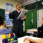 Un profesor imparte una clase de Secundaria, con la ayuda de un periódico
