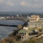 El recinto industrial de Ercros, junto al pantano de Flix.