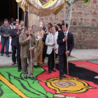 Una de las alfombras se coloca a las puertas de la iglesia.