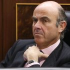 El ministro de Economía, Luis de Guindos, trata de defender la economía española en París.