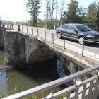 El ancho del puente de Cacabelos pasará de los seis metros actuales a los nueve y medio.