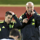 David Villa y Vicente del Bosque, en el entrenamiento de la selección en Malabo.