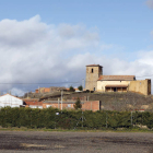 Algunos rincones de La Antigua, un municipio leonés situado a poco más de 50 kilómetros de la capital leonesa que, aunque debilitado por la despoblación que asola al mundo rural, revive en verano gracias al turismo y a las fiestas que llenan de vida sus c