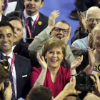 La líder de los nacionalistas escoceses, Nicola Sturgeon, celebra los resultados.