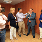 Los representantes municipales, con el alcalde a la cabeza, con Fernández y Franco.