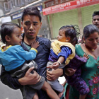 Nepalíes en busca de un espacio abierto durante el nuevo seísmo registrado ayer.