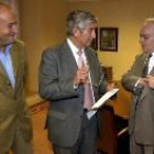 Tres concejales populares, en la fotografía, cuando se disponían a presentar al alcalde su dimisión