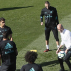 Zidane participa en un rondo con Benzema, Asensio, Varane y Marcelo.