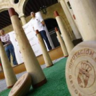 El responsable de la Diputación provincial en el reparto de ayer de los juegos tradicionales.