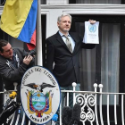 El fundador de Wikileaks, Julian Assange, se dirige a los medios desde el balcón de la embajada de Ecuador en Londres.Foto de archivo. Febrero del 2016.