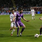 Pepe intenta controlar el balón arropado por su compañero Nacho. El Madrid tuvo que emplearse a fondo para evitar que su portería recibiera más gol que el de Benja. RAMIRO/MARCIANO